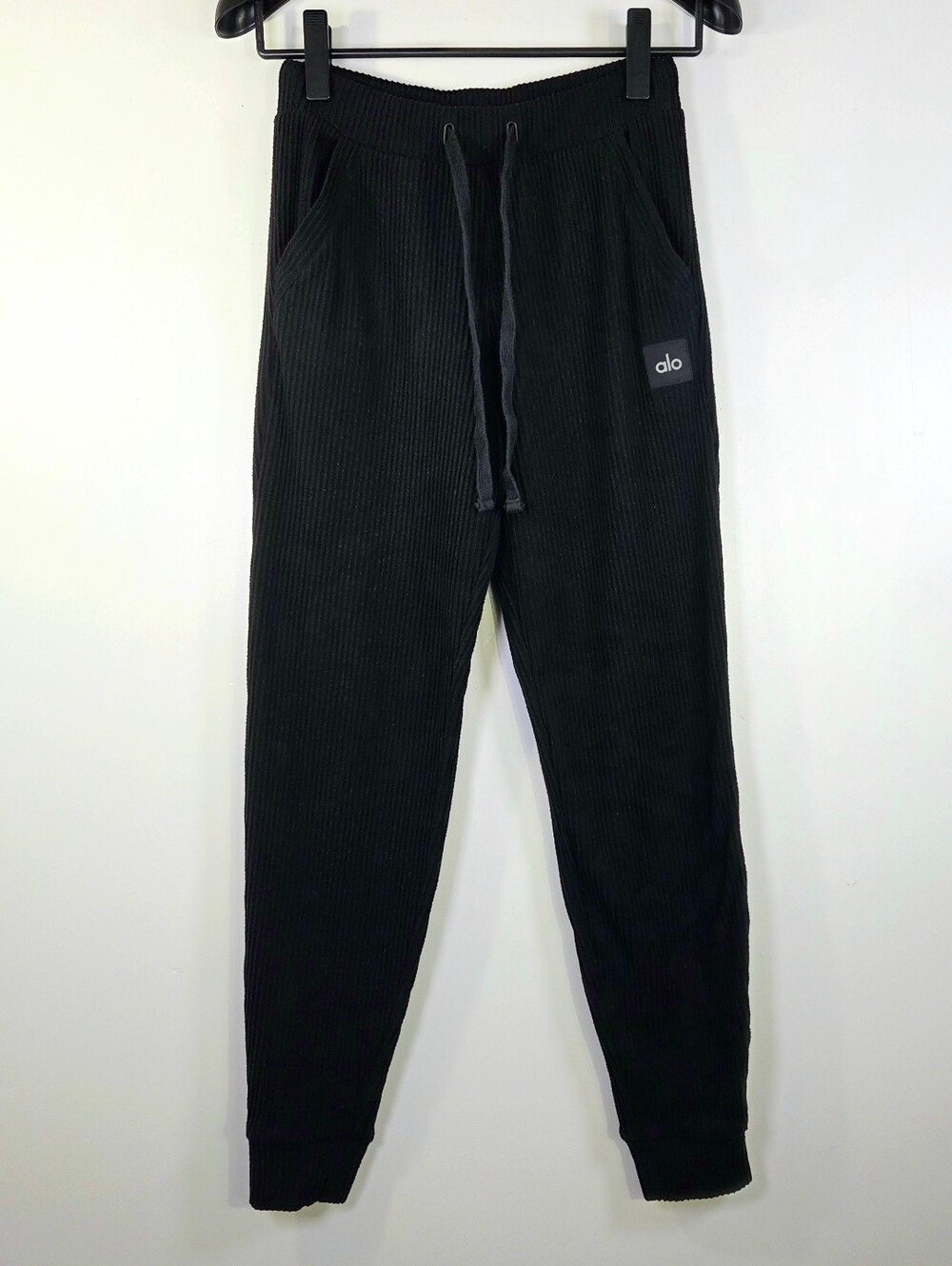 ALO YOGA MUSE RIBBED KNIT JOGGER SWEATPANTS.